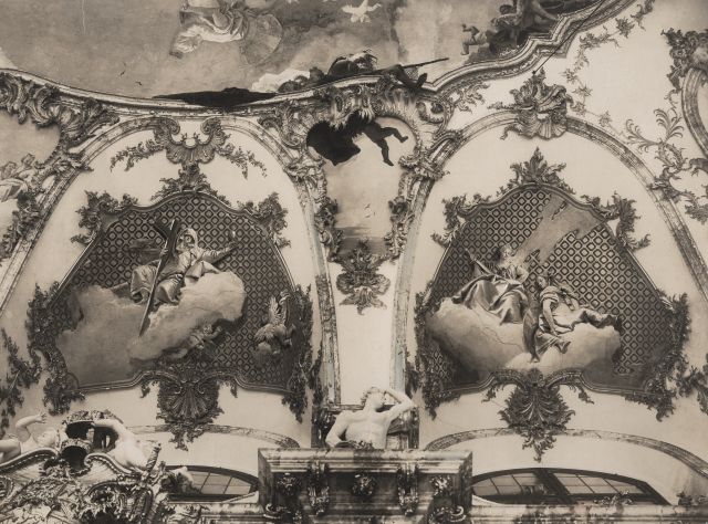 Foto-Studio Gundermann — Palazzo del P. Vescovo. Particolare del soffitto della sala del Barbarossa — particolare, figure allegoriche femminili